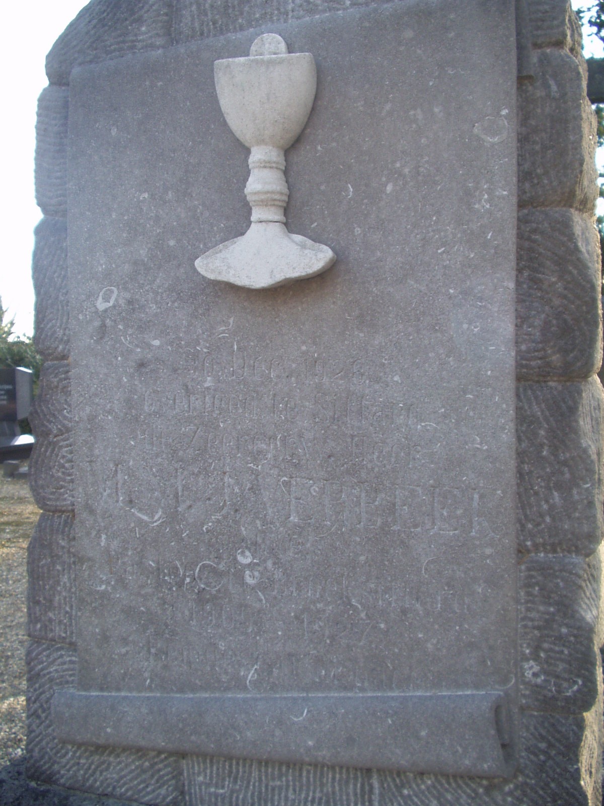 3. 2006 Graven werden verplaatst zoals dit graf van Pastoor Verbeek